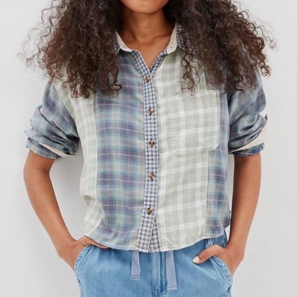 American Eagle Cropped Flannel Button Down Shirt